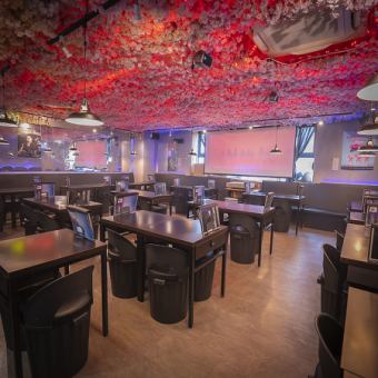 Kpopが流れる店内は昼夜で雰囲気が変わります◎友達との食事や特別な日のディナーにぴったりの空間で、楽しいひとときを過ごしいただけます！