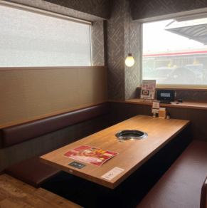 4名様～6名様向けの落ち着いた雰囲気が自慢の掘りごたつ席をご用意しています。広い駐車場も完備していますので、お買い物の帰りやご家族での夕飯など、お気軽にご利用いただけます。コース料理もご用意していますので、宴会のご予約もお待ちしています。