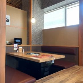 ゆったりできる掘りごたつ席をご用意しています。落ち着いた雰囲気の店内でこだわりのお料理をぜひご堪能ください！女子会やデート、ご家族との楽しいひとときはぜひ当店で♪人数やご予算のご相談など、お気軽に店舗までお問い合わせください◎