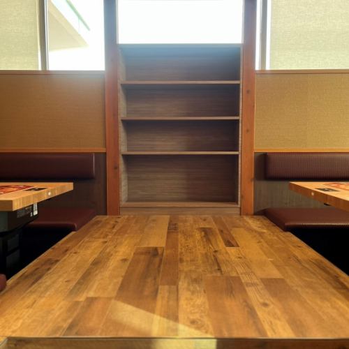 靴を脱いで寛げる掘りごたつ席をご用意しています。少人数から大人数までご利用人数に合わせてご案内させていただきます。宴会にぴったりのお料理のコースや、単品飲み放題もご用意していますので、ぜひお得に【焼肉dining京や】の味をご堪能ください！お気軽にお問合せお待ちしています。