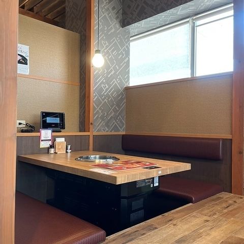 【掘りごたつ4名様まで】4名様向けの掘りごたつ席をご用意しております。落ち着いた雰囲気で、デートや女子会にもぴったり！靴を脱いで座れるため、お子様連れのファミリー利用にも◎ゆったりと寛げるベンチシートで、厳選された当店自慢のお肉を心ゆくまでお楽しみください。週末は早めのご予約がおすすめです！