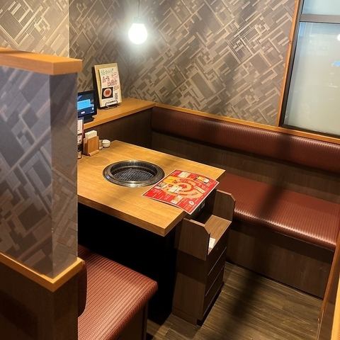 【テーブル2名様～】靴を脱がずにご利用いただけますので、カジュアルなお食事会やちょっとした飲み会などにおすすめです♪もちろんお1人様でのご利用も大歓迎◎仕切りがあるので周りを気にせずお食事をお楽しみいただけます。単品飲み放題もご用意しておりますので、コースやお食事に合わせてぜひご利用ください♪