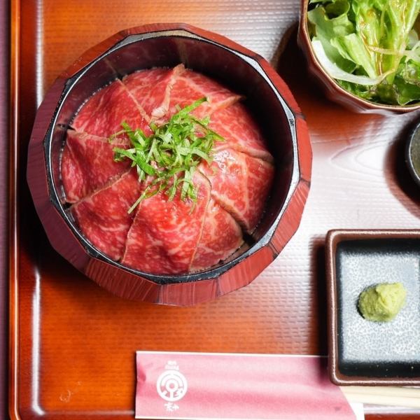 目玉ランチメニューの牛まぶしは大人気。