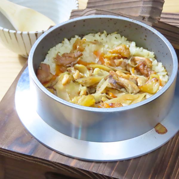 【自慢の釜飯】愛情込めたお米から作られる釜飯はお米の甘みとお出汁の芳醇な香りがお愉しみいただけます