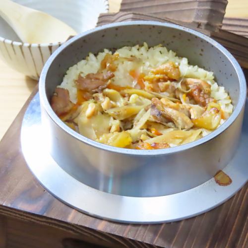 【自慢の釜飯】愛情込めたお米から作られる釜飯はお米の甘みとお出汁の芳醇な香りがお愉しみいただけます