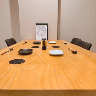 4名様～6名様が着席いただけるテーブル席は2つご用意しております。どのお席も明るい色の木目のテーブルを使用し、清潔感と温かみのあるお店造りを意識しております。広々とした店内は開放感もあり、ご家族や仲間とのお食事のほか、仕事帰りのサク飲みなど、少数から大勢など様々なシチュエーションでご利用いただけます。