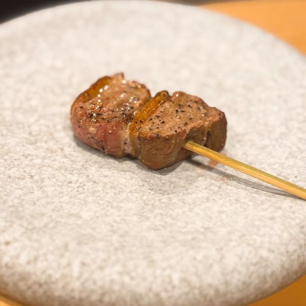 【珠玉の逸品】国産地鶏を備長炭で丁寧に焼き上げる匠渾身の究極一本串、炭香と旨味の極み