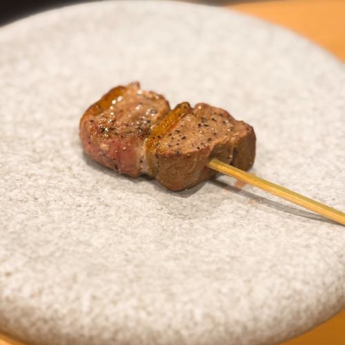 【珠玉の逸品】国産地鶏を備長炭で丁寧に焼き上げる匠渾身の究極一本串、炭香と旨味の極み