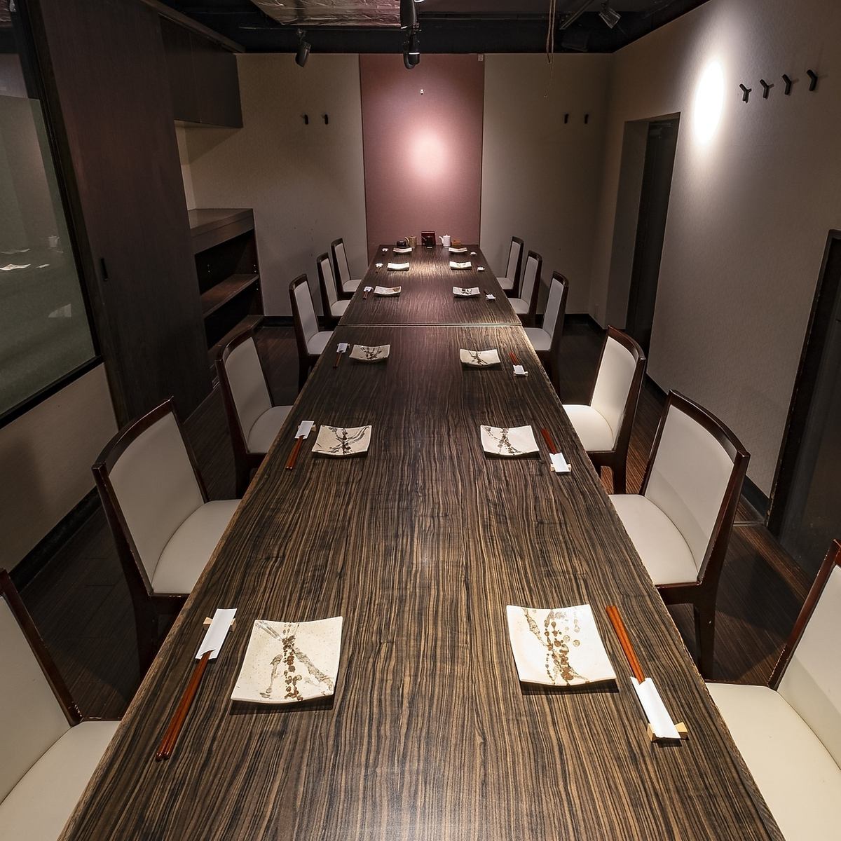 大事な食事会に相応しい椅子の個室席をご用意。新鮮な海鮮と共に