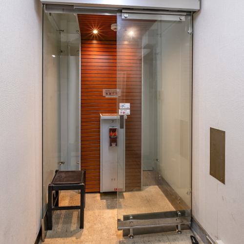 <p>当店は美味しい料理を皆様が楽しめるよう全席禁煙席ではありますが、店内には喫煙スペースを携えております。外に出ることなく紙巻きたばこの一服も可能です。お酒と共におたばこを楽しみたい方もご安心してお越しくださいませ。</p>