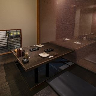 2～4名様でご利用いただけるロールカーテンで仕切られた掘りごたつ席となっております。