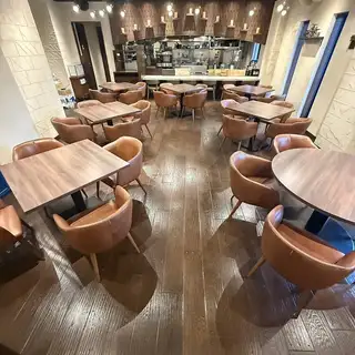 2～4名様でご利用いただけるテーブル席となっております。