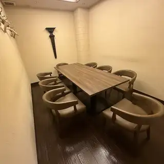 4～8名様でご利用いただける個室テーブル席となっております。