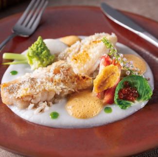 【可选主菜】烤方头鱼(带鳞),配芜菁泥和贝类乳化酱,佐以雪蟹和鲑鱼籽