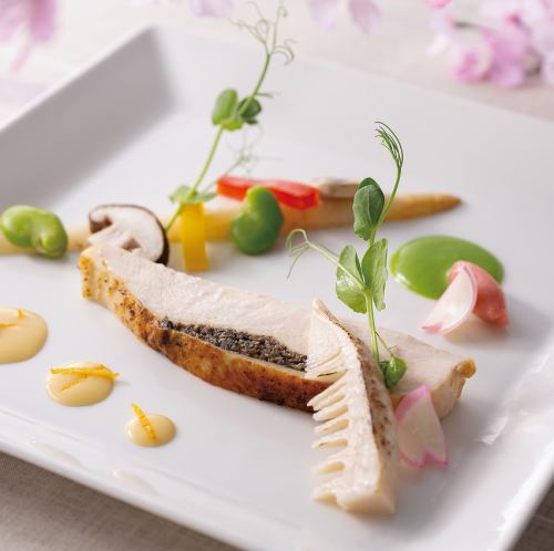 【선택 할 수있는 메인 요리】 닭 무네 고기와 듀셀의 팔스 감귤 향기 슈프레임 소스 벚꽃 버터와 함께