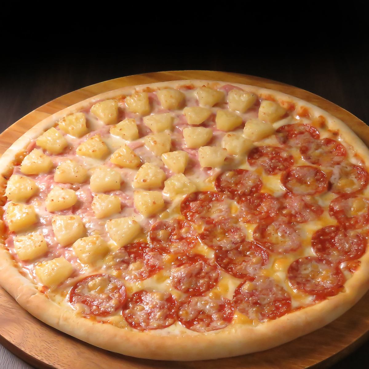 ブラジルソーセージ「カラブレーザ」のブラジル風ピザが味わえる