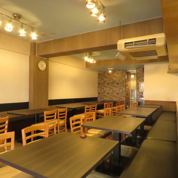 【テーブル席:4名様×8/8名様×1】4名様用のテーブル席が8つ、特別な8名様用のテーブルもご用意しています☆ 清潔感あふれる店内で、リラックスした雰囲気を楽しめます♪ 楽しい会話と共に、美味しい料理をお楽しみください!