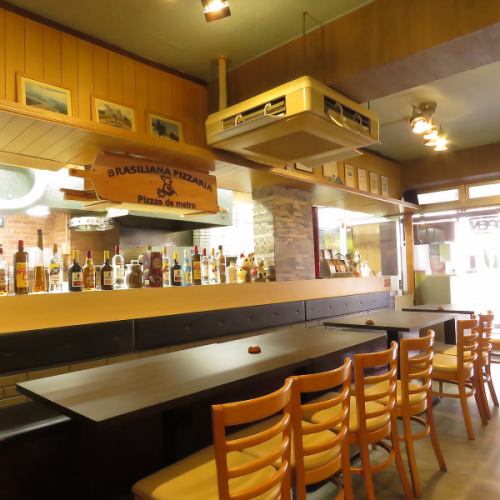 明るく開放的な空間の店内