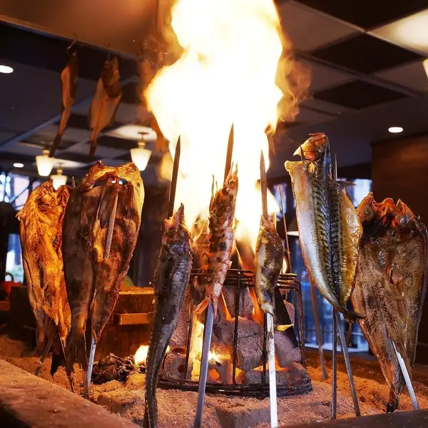 炭火でじっくり焼き上げ旨味を凝縮！名物原始焼き
