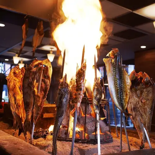炭火でじっくり焼き上げ旨味を凝縮！名物原始焼き