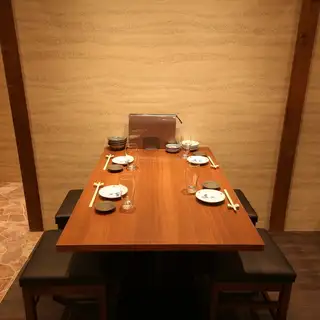 少人数のご宴会やお食事会に便利なテーブル席。結合することで最大8名様までご利用いただけるため、気の合う仲間との集まりにもおすすめです！仕事終わりの飲み会や、プライベート飲み会など様々なシーンでご利用頂けます♪貸切などの団体様もおまかせ下さい！各種ご宴会などにぜひ当店をご利用ください。