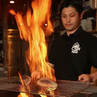 総席数112席の活気あふれる空間。カウンター席では、豪快な藁焼きや職人が焼き上げる原始焼きの臨場感あふれるパフォーマンスをお楽しみいただけます。お食事からご宴会まで幅広いシーンに対応可能です。お一人様も大歓迎！お気軽にご来店下さい♪