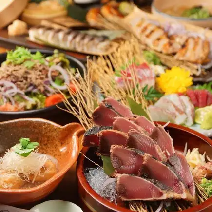 包含大槻町新鲜炙烤鲣鱼、四万十猪肉等8道菜的套餐：“大槻町时令美味套餐”，含2小时畅饮，价格为6000日元（含税）。