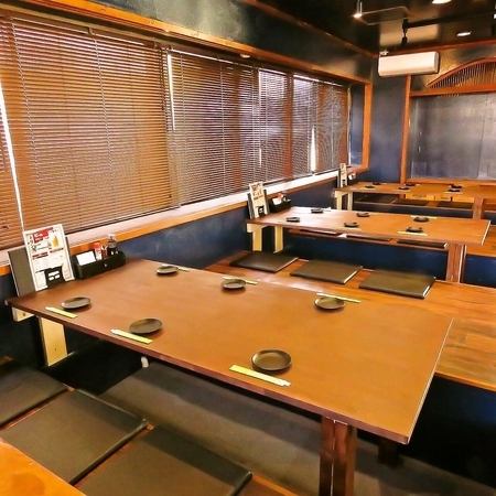 6名掛けの掘りごたつ席は3卓ご用意しております。掘りごたつ席は、足を伸ばしてリラックスしながらお食事を楽しめるため、特に人気のあるスペースです。仕事帰りの飲み会や女子会、友人との集まりなど、さまざまなシーンでご利用いただけます。