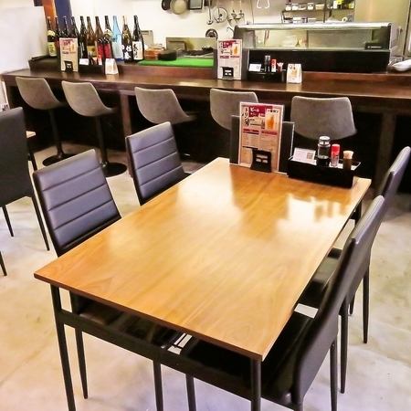 4名掛けのテーブル席は2卓ご用意しています。横並びで繋げてご利用いただくことも可能です。ご友人やご家族とのお食事に最適なスペースで、ゆったりとした時間を過ごすのにぴったりです。心温まるお食事体験をお楽しみください。