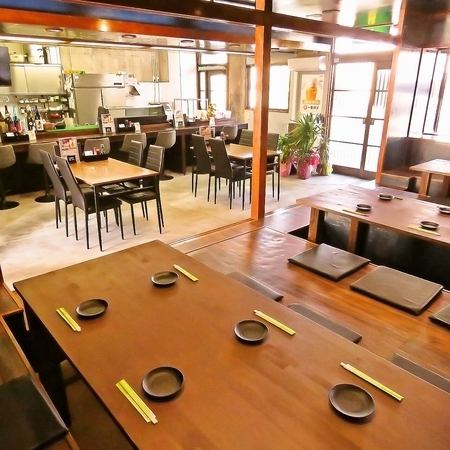 7名から最大14名までご利用いただける席もご用意しております。団体様のご来店大歓迎です!大人数での集まりや、各種イベント、飲み会などに最適なスペースです。ゆったりとした座席で楽しいひとときをお過ごしいただけます。ぜひ、お気軽にご利用ください。