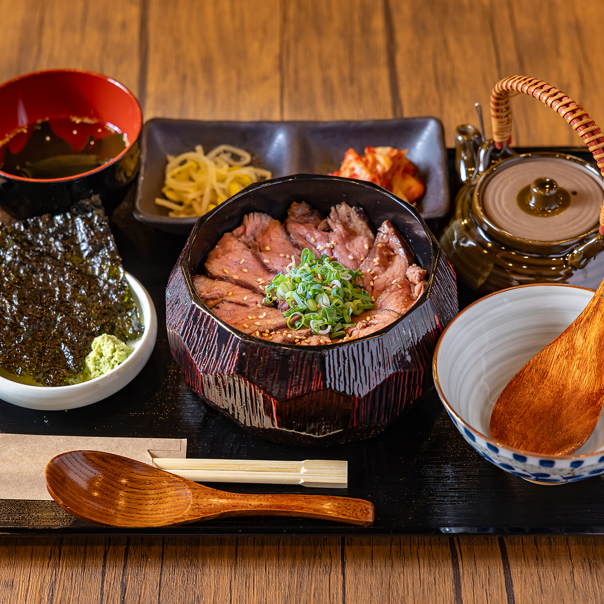 お昼から贅沢に和牛定食。数量限定の和牛ひつまぶしは絶品です♪