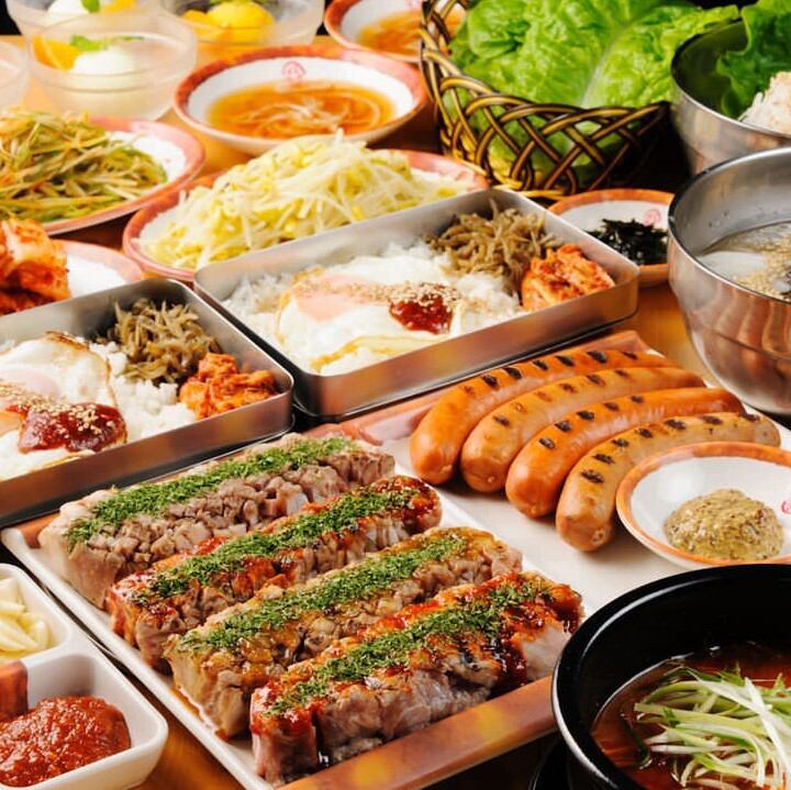 120分钟畅饮,100种饮品任你选择!烤五花肉拼盘(三种肉)仅需4000日元(不含税)♪