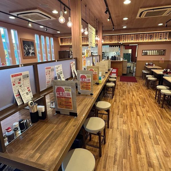 お一人様からもおすすめのカウンター!ランチ、サク飲みなどおひとり様のシーンにもおすすめとなっております!お得に愉しみたい方はご予約下さい。【西春/西春駅/ラーメン/中華/ランチ/ディナー/北名古屋/北名古屋市/北区/餃子/中華そば/豚骨】