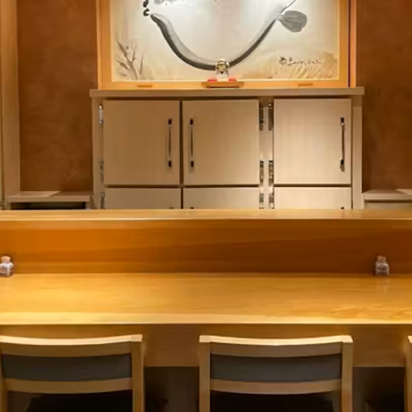 一枚板の美しいカウンター席では、職人の丁寧な手仕事を目で楽しみながら、新鮮なふぐ料理をご堪能ください。