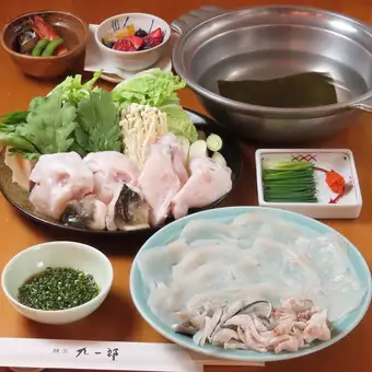 <Reservations Required> Farmed Fugu Course: 5 dishes including small appetizers, fugu sashimi, and fugu hot pot. 12,100 yen (tax included)