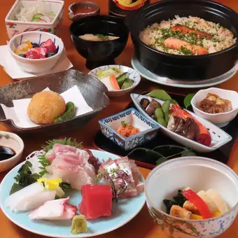 <This Month's Course Menu> [October Menu] Assortment of Five Kinds of Sashimi, Autumn Salmon and Mushroom Rice, etc. 8 dishes in total, 8800 yen (tax included)