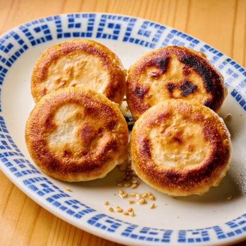 香ばし焼き餃子も人気◎