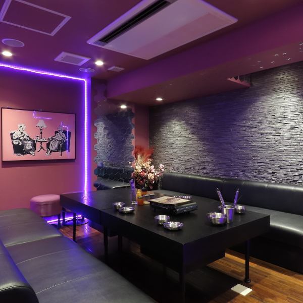 【◆最大10名様で可能な個室完備◆】誕生日等お祝いや会社での飲み会など、プライベートシーンで大活躍!3~10名様でご利用可能な個室を完備しております。ソファー席となっており、ゆったりくつろげるところも◎さらに、個室にはモニターとカラオケもついているので、パーティーやご宴会で思い切りお楽しみいただけます!