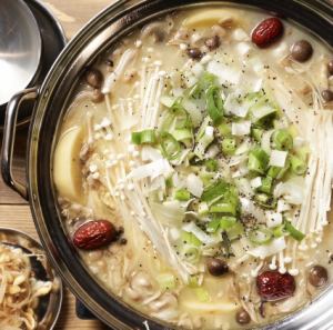 コラーゲンたっぷり濃厚白湯スープのタッカンマリ 3-4人前