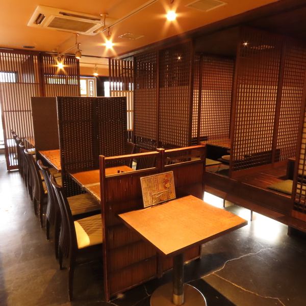 30名様から最大60名様までの貸切が可能です。大人数での宴会やパーティーにぴったりの広々とした空間をご提供します。また、飲み放題付きのコースもご用意しており、アルコールやソフトドリンクをお好きなだけ楽しみながら、お料理も存分に堪能できます。プライベート感たっぷりの貸切空間で、特別なひとときを！