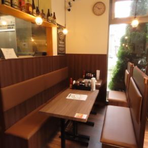 【舒適的餐桌席】歡迎全家一起前來！孩子們也可以在舒適的氛圍中放鬆用餐。