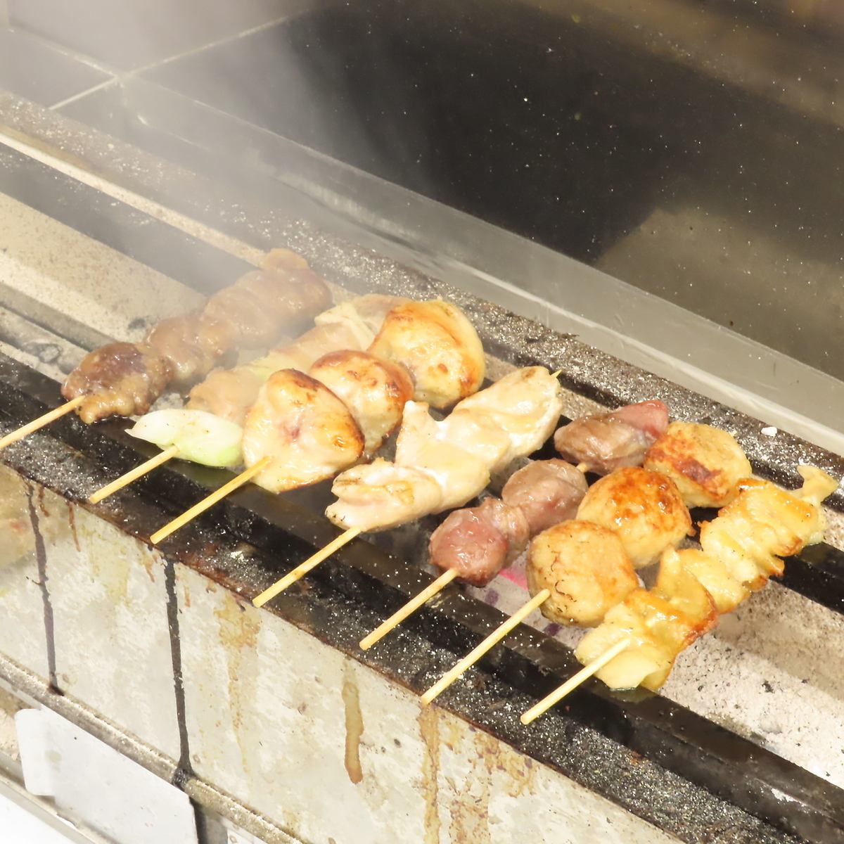 ビールにぴったりの香ばしい焼き鳥を多彩なバリエーションで満喫