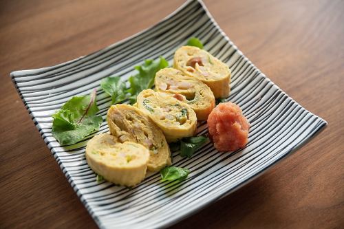 Spanish-style omelette with tomato flavored grated daikon radish