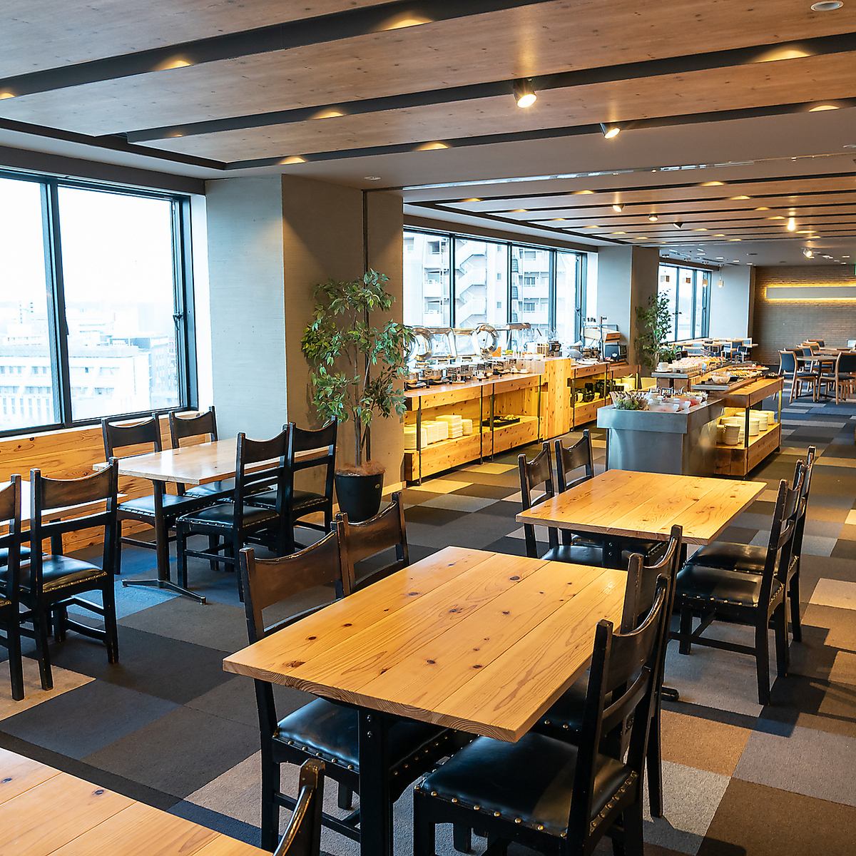 木のぬくもりを感じる落ち着いた空間！立川の景色を一望できます