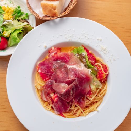 The deliciousness of garlic ♪ "Oil pasta set of prosciutto and fresh tomatoes"