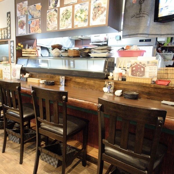 お一人様でも気軽に立ち寄りいただけるカウンター席をご用意してます。お店のおすすめイカスミ焼きそばや、テビチ唐揚げ、ソーキと島豆腐の味噌炒めなど、店主やスタッフとの会話をお楽しみ頂きながらごゆっくりお過ごしください。