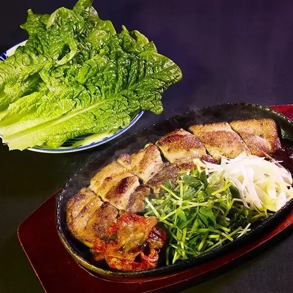 【◇お酒が進む◇】肉の旨味を引き立てる鉄板サムギョプサル!