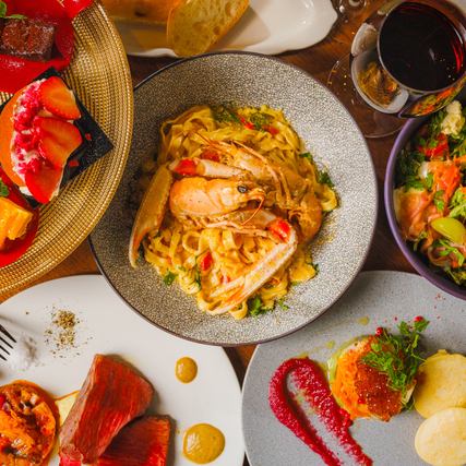 隠れ家的な店内でオーダーメイドのお料理をお楽しみいただけます