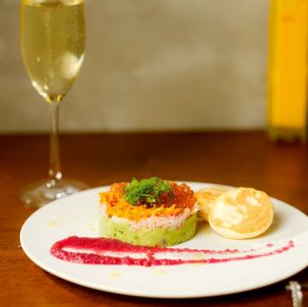 マグロ、イクラ、ズワイガニ、アボカドのタルタル 豆腐と米粉のパンケーキと一緒に