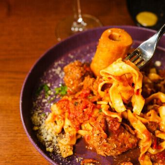 休閒晚餐套餐，包括自製意麵和優質肉類